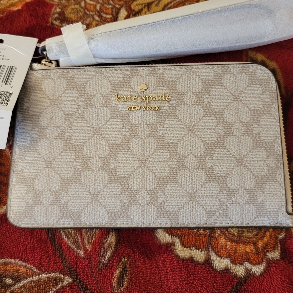 Kate Spade Lucy Flower Beige Wristlet. NWT.